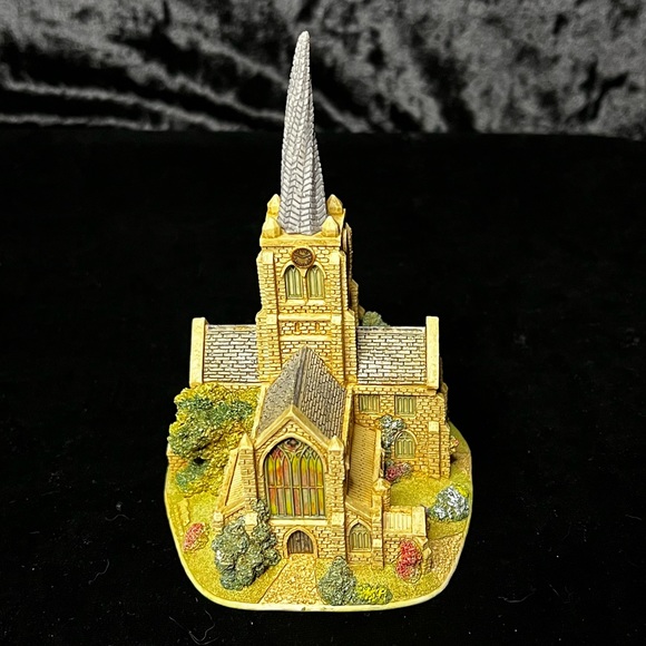 Lilliput Lane | Crooked Spire Chesterfield | Britain’s Heritage Collection - Picture 3 of 14